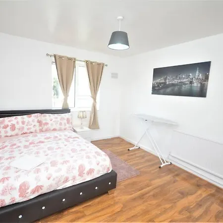Zone 2 Two Bedroom Apartment London