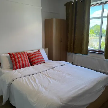 3 Bedroom House In Sutton Morden (Greater London)