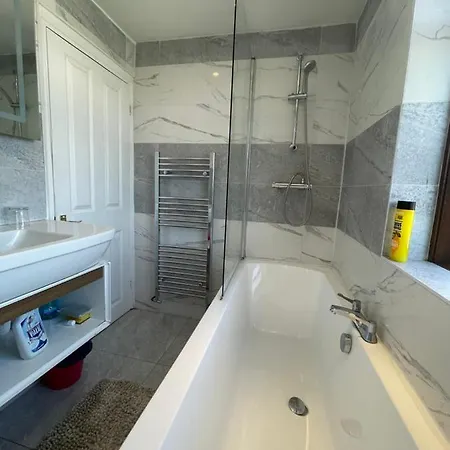 3 Bedroom House In Sutton * Morden (Greater London)