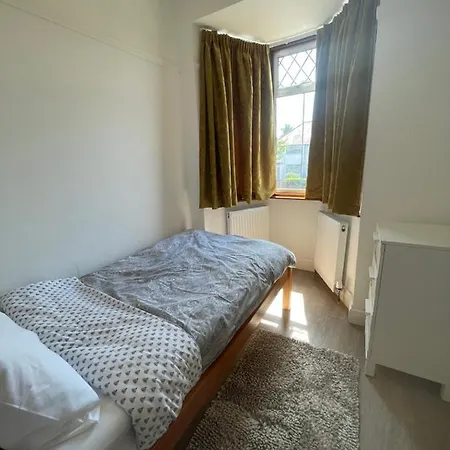 Apartment 3 Bedroom House In Sutton Morden (Greater London)