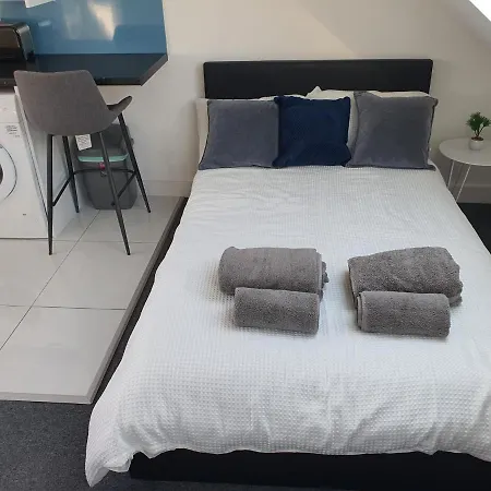 New Self Contained Flat,in Hayes, Free Parking Affittacamere Northolt (Greater London)