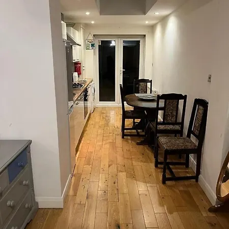 Holiday home Chiswick Two Minutes Station London