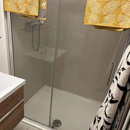 Chiswick Two Minutes Station Holiday home London