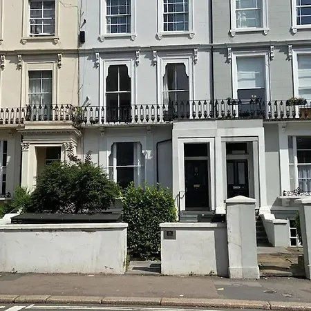 Gorgeous 2 Bedroom Flat In Charming Swiss Londres
