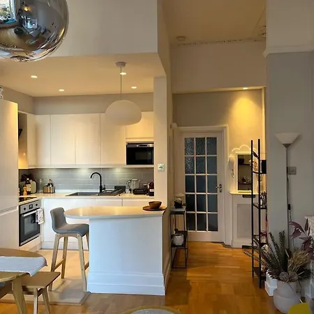 Gorgeous 2 Bedroom Flat In Charming Swiss * Londres
