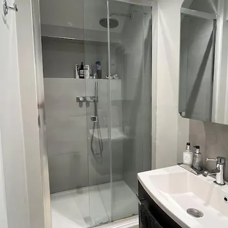 Gorgeous 2 Bedroom Flat In Charming Swiss Appartement