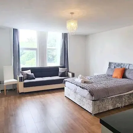 Private Spacious Studio Ealing 2 Mins From Tube