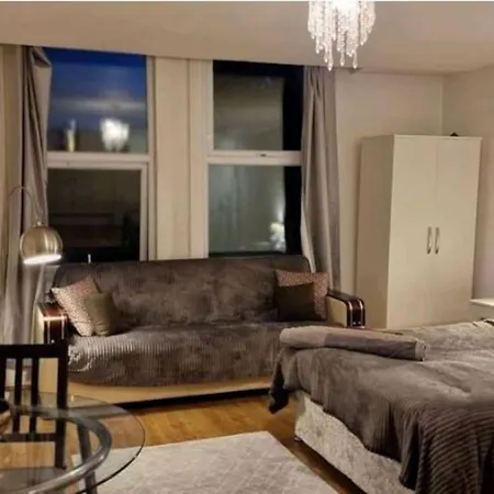 Apartment Private Spacious Studio Ealing 2 Mins From Tube