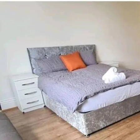 Private Spacious Studio Ealing 2 Mins From Tube Apartment London