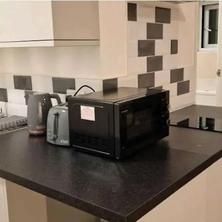 Private Spacious Studio Ealing 2 Mins From Tube