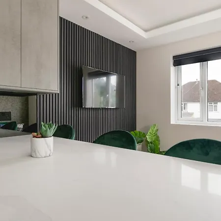 Apartment Skyvillion - Cozy Large 4 & 1 Bed In Enfield, Mins To Tube Station, Free Wi-fi London