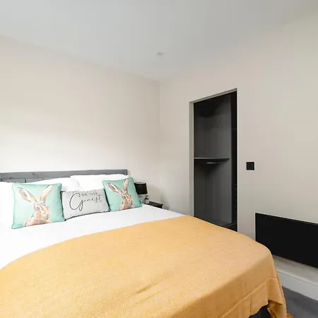 Skyvillion - Cozy Large 4 & 1 Bed In Enfield, Mins To Tube Station, Free Wi-fi Apartment *