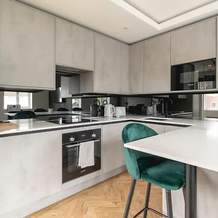 Skyvillion - Cozy Large 4 & 1 Bed In Enfield, Mins To Tube Station, Free Wi-fi * London
