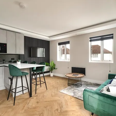 Skyvillion - Cozy Large 4 & 1 Bed In Enfield, Mins To Tube Station, Free Wi-fi London
