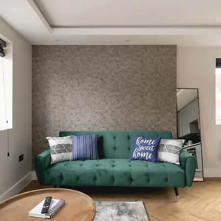 Skyvillion - Cozy Large 4 & 1 Bed In Enfield, Mins To Tube Station, Free Wi-fi London