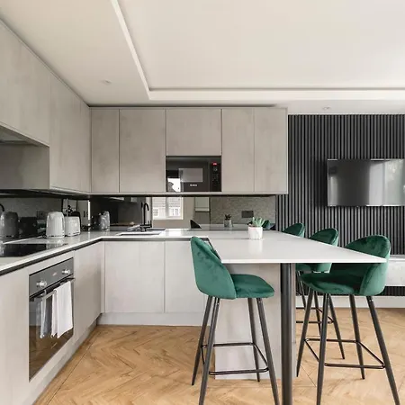 Skyvillion - Cozy Large 4 & 1 Bed In Enfield, Mins To Tube Station, Free Wi-fi Apartment *