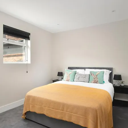 Apartment Skyvillion - Cozy Large 4 & 1 Bed In Enfield, Mins To Tube Station, Free Wi-fi London