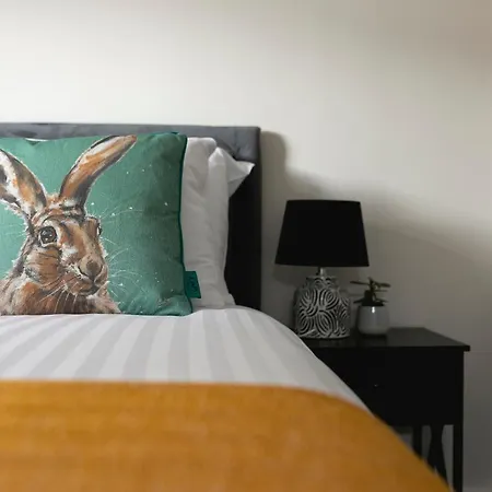 Skyvillion - Cozy Large 4 & 1 Bed In Enfield, Mins To Tube Station, Free Wi-fi *