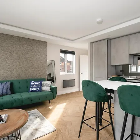 Skyvillion - Cozy Large 4 & 1 Bed In Enfield, Mins To Tube Station, Free Wi-fi Apartment