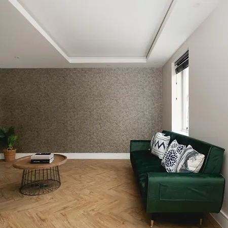 Skyvillion - Cozy Large 4 & 1 Bed In Enfield, Mins To Tube Station, Free Wi-fi * London