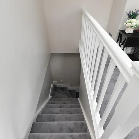 Skyvillion - Cozy Large 4 & 1 Bed In Enfield, Mins To Tube Station, Free Wi-fi Apartment