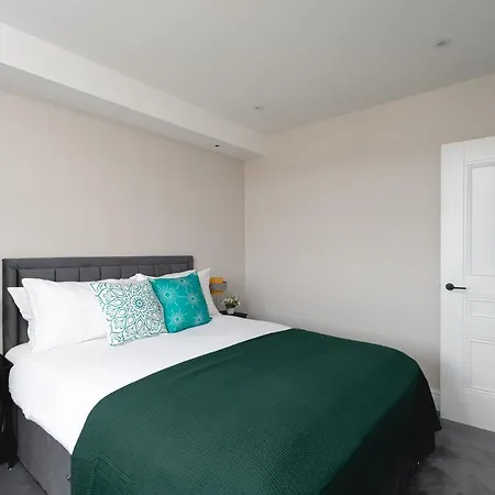 Skyvillion - Cozy Large 4 & 1 Bed In Enfield, Mins To Tube Station, Free Wi-fi Apartment