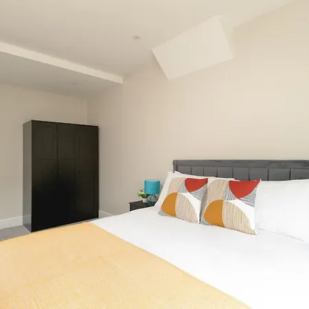 Apartment Skyvillion - Cozy Large 4 & 1 Bed In Enfield, Mins To Tube Station, Free Wi-fi
