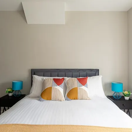 Skyvillion - Cozy Large 4 & 1 Bed In Enfield, Mins To Tube Station, Free Wi-fi Apartment *