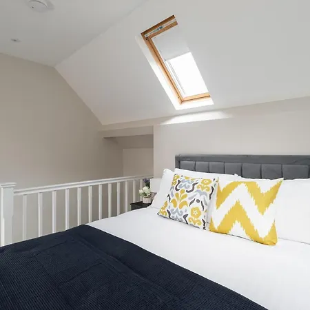 Apartment Skyvillion - Cozy Large 4 & 1 Bed In Enfield, Mins To Tube Station, Free Wi-fi