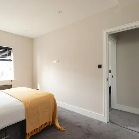 Apartment Skyvillion - Cozy Large 4 & 1 Bed In Enfield, Mins To Tube Station, Free Wi-fi *