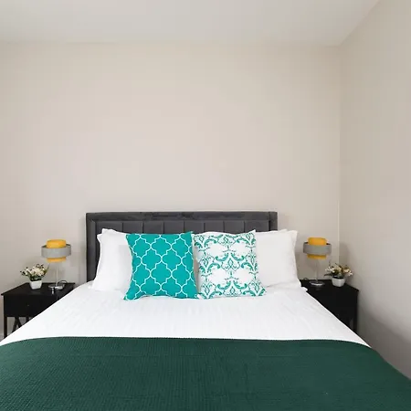 Skyvillion - Cozy Large 4 & 1 Bed In Enfield, Mins To Tube Station, Free Wi-fi Apartment London