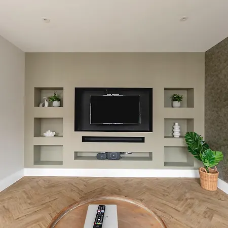 Skyvillion - Cozy Large 4 & 1 Bed In Enfield, Mins To Tube Station, Free Wi-fi