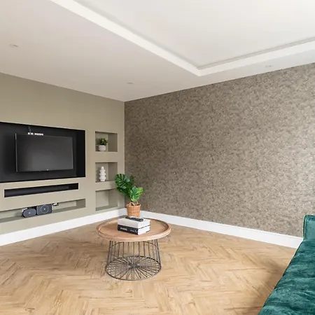 Skyvillion - Cozy Large 4 & 1 Bed In Enfield, Mins To Tube Station, Free Wi-fi * London