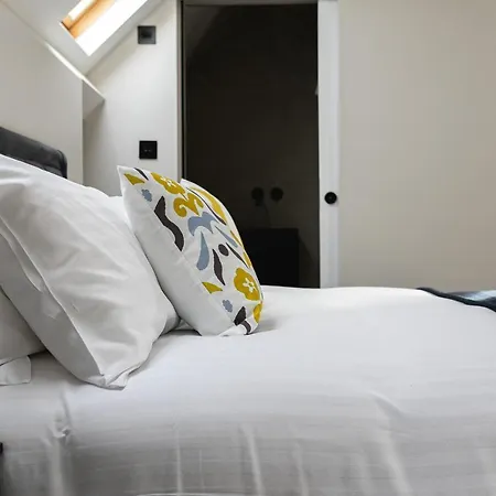 Skyvillion - Cozy Large 4 & 1 Bed In Enfield, Mins To Tube Station, Free Wi-fi London