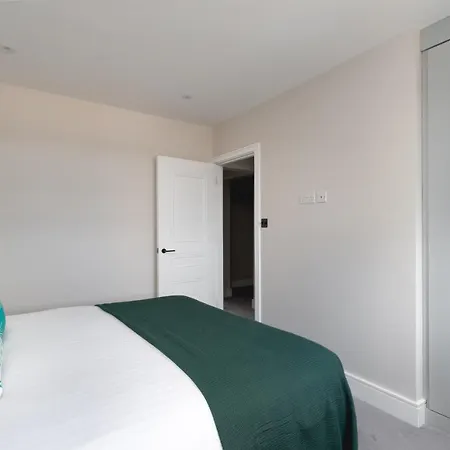 Apartment Skyvillion - Cozy Large 4 & 1 Bed In Enfield, Mins To Tube Station, Free Wi-fi