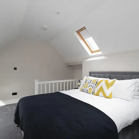 Skyvillion - Cozy Large 4 & 1 Bed In Enfield, Mins To Tube Station, Free Wi-fi Apartment *