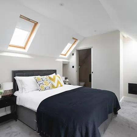 Apartment Skyvillion - Cozy Large 4 & 1 Bed In Enfield, Mins To Tube Station, Free Wi-fi *