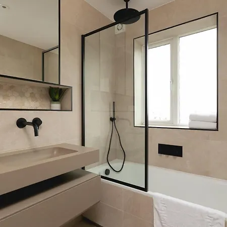 Skyvillion - Cozy Large 4 & 1 Bed In Enfield, Mins To Tube Station, Free Wi-fi Apartment *
