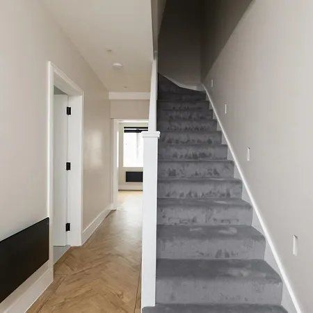 Skyvillion - Cozy Large 4 & 1 Bed In Enfield, Mins To Tube Station, Free Wi-fi *