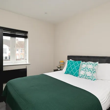 Apartment Skyvillion - Cozy Large 4 & 1 Bed In Enfield, Mins To Tube Station, Free Wi-fi *