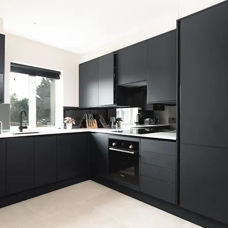 Skyvillion - Cozy Large 4 & 1 Bed In Enfield, Mins To Tube Station, Free Wi-fi Apartment London