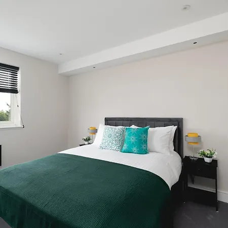 Apartment Skyvillion - Cozy Large 4 & 1 Bed In Enfield, Mins To Tube Station, Free Wi-fi London