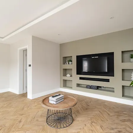Skyvillion - Cozy Large 4 & 1 Bed In Enfield, Mins To Tube Station, Free Wi-fi London