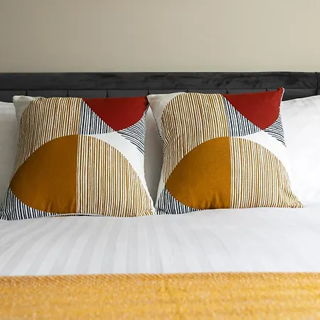 Skyvillion - Cozy Large 4 & 1 Bed In Enfield, Mins To Tube Station, Free Wi-fi Apartment *