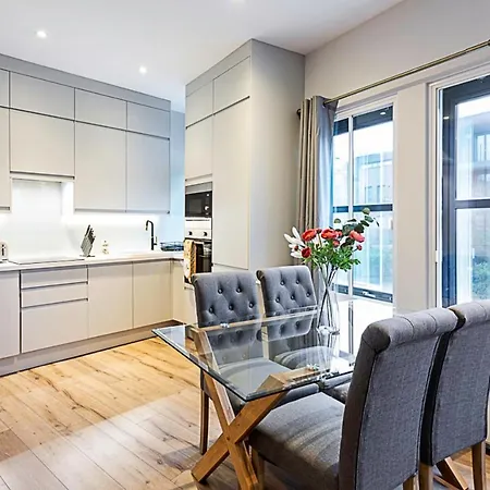 Gorgeous Roehampton Flat 아파트 *