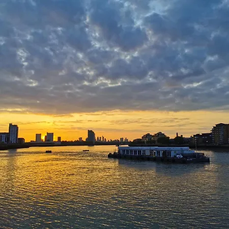 Homestay With Stunning Thames River View Homestay London
