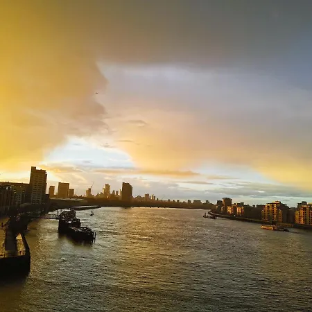 Homestay With Stunning Thames River View Homestay London