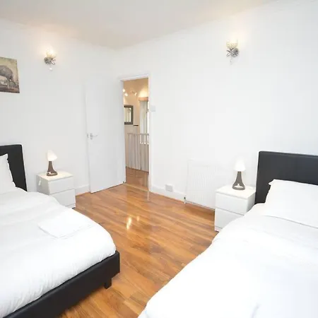 4 Bedroom House In East * Londres