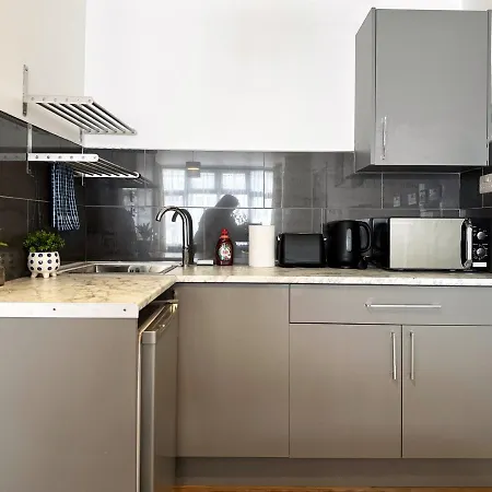 Grand Suites Near Heathrow * Southall