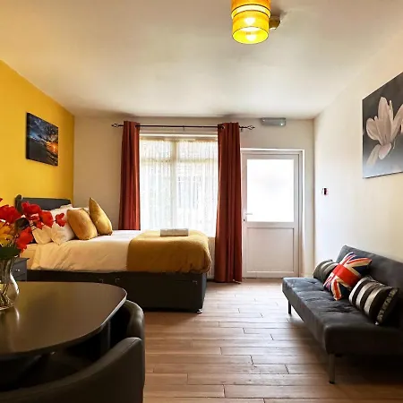 Grand Suites Near Heathrow Apartment Southall